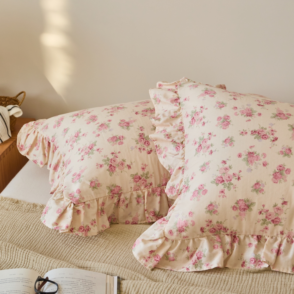 91家纺网 家纺一手货源 找家纺 百寐 2026全棉双层纱A类纯棉纱布花边加大50*80枕套48*74/40*60枕芯保护套 蔷薇之恋