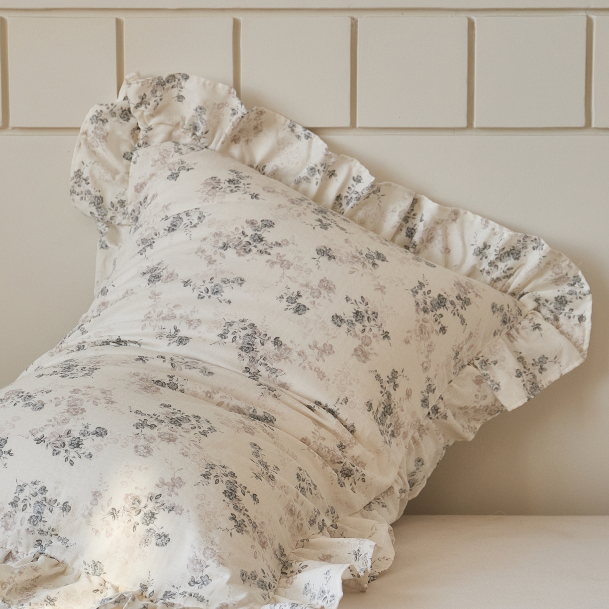 91家纺网 家纺一手货源 找家纺 百寐 2026全棉双层纱A类纯棉纱布花边加大50*80枕套48*74/40*60枕芯保护套 清秋素颜