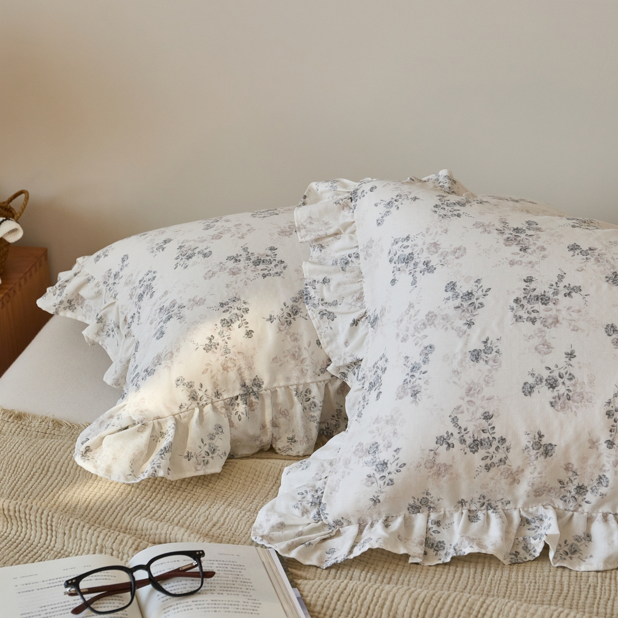 91家纺网 家纺一手货源 找家纺 百寐 2026全棉双层纱A类纯棉纱布花边加大50*80枕套48*74/40*60枕芯保护套 清秋素颜