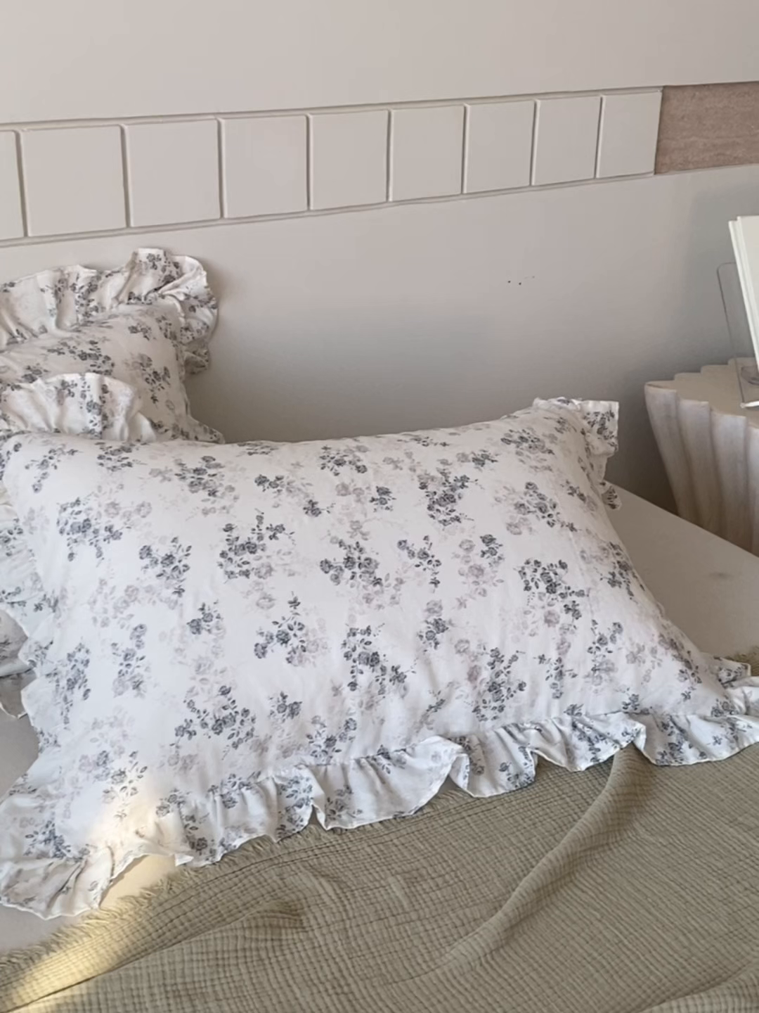 91家纺网 家纺一手货源 找家纺 百寐 2026全棉双层纱A类纯棉纱布花边加大50*80枕套48*74/40*60枕芯保护套 清秋素颜