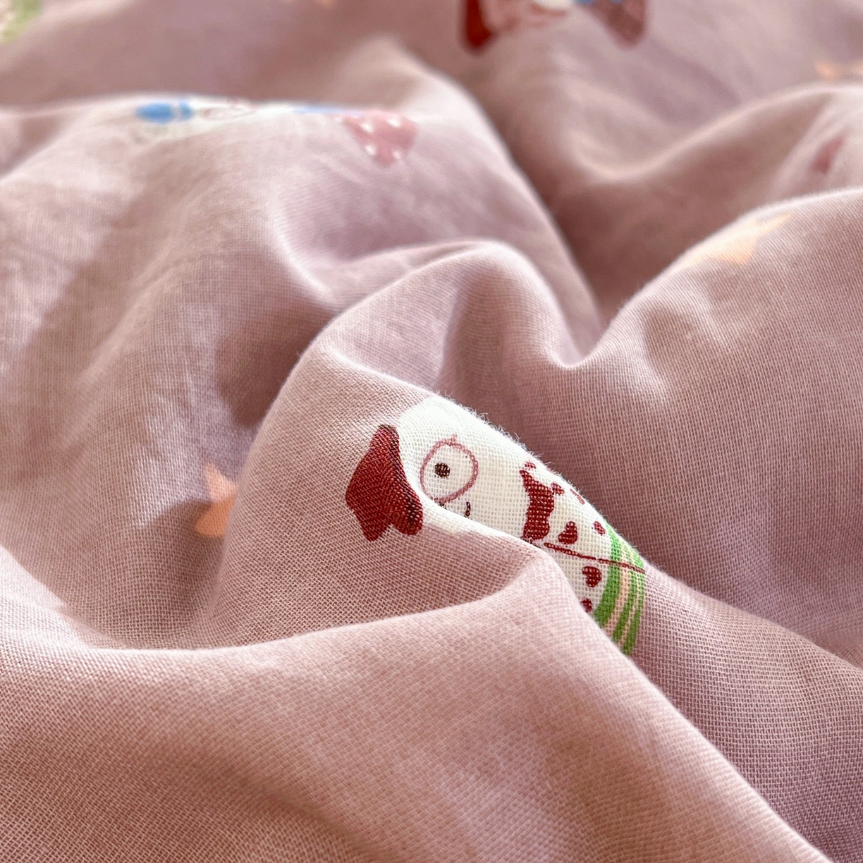 91家纺网 家纺一手货源 找家纺 金丝鸟家纺 2026新款全棉纯棉双层纱贝壳边款四件套 眼睛家族 豆沙