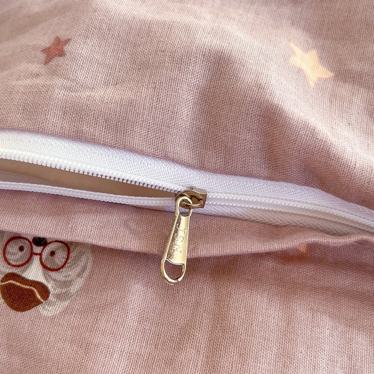 91家纺网 家纺一手货源 找家纺 金丝鸟家纺 2026新款全棉纯棉双层纱贝壳边款四件套 眼睛家族 豆沙