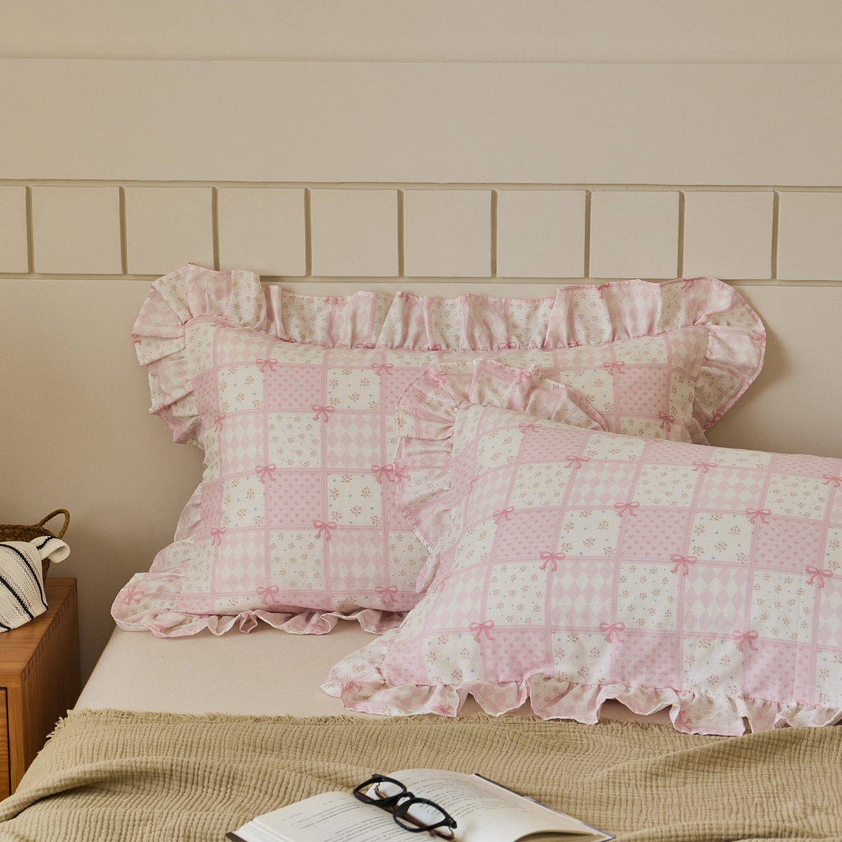 91家纺网 家纺一手货源 找家纺 百寐 2026全棉双层纱A类纯棉纱布花边加大50*80枕套48*74/40*60枕芯保护套 小城故事