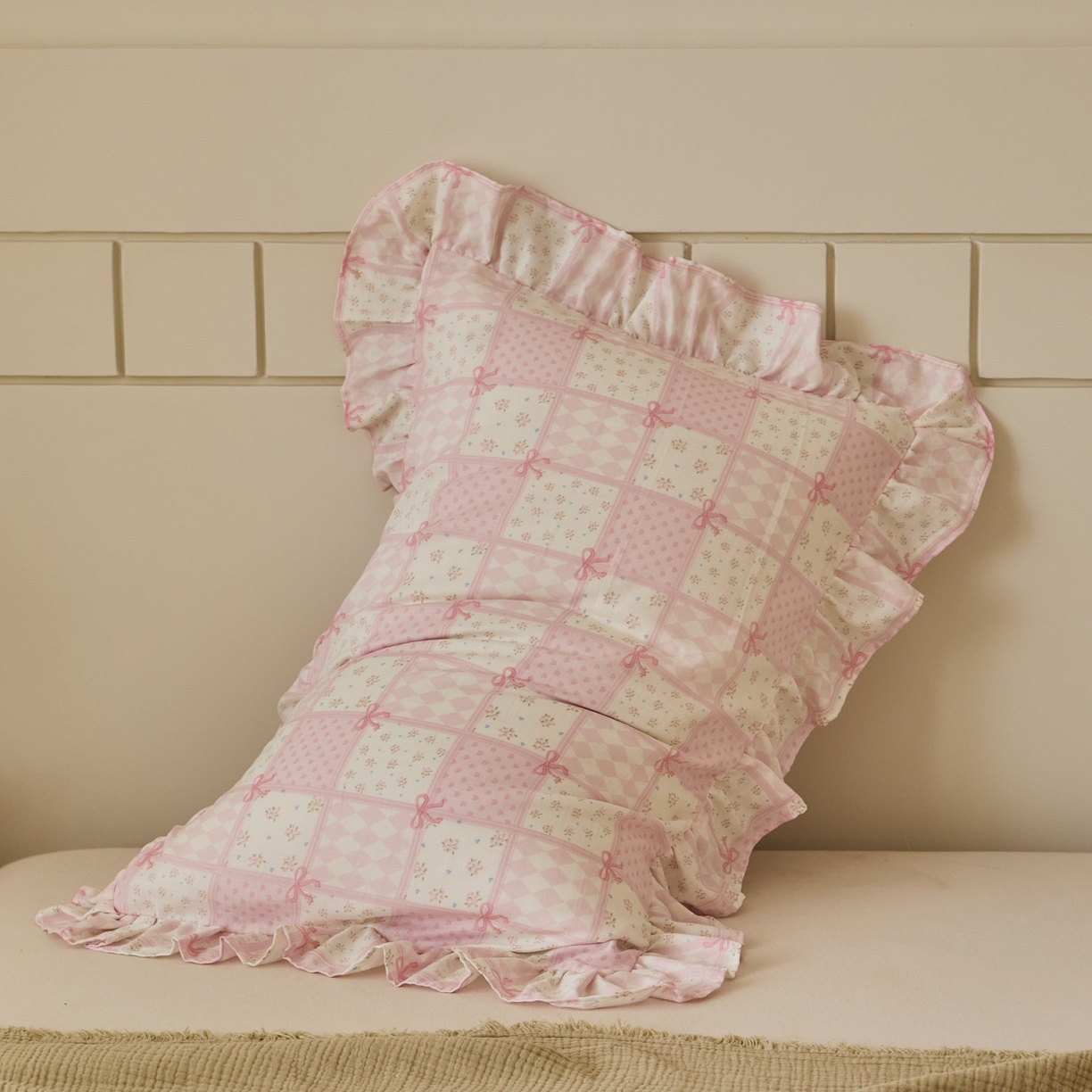 91家纺网 家纺一手货源 找家纺 百寐 2026全棉双层纱A类纯棉纱布花边加大50*80枕套48*74/40*60枕芯保护套 小城故事