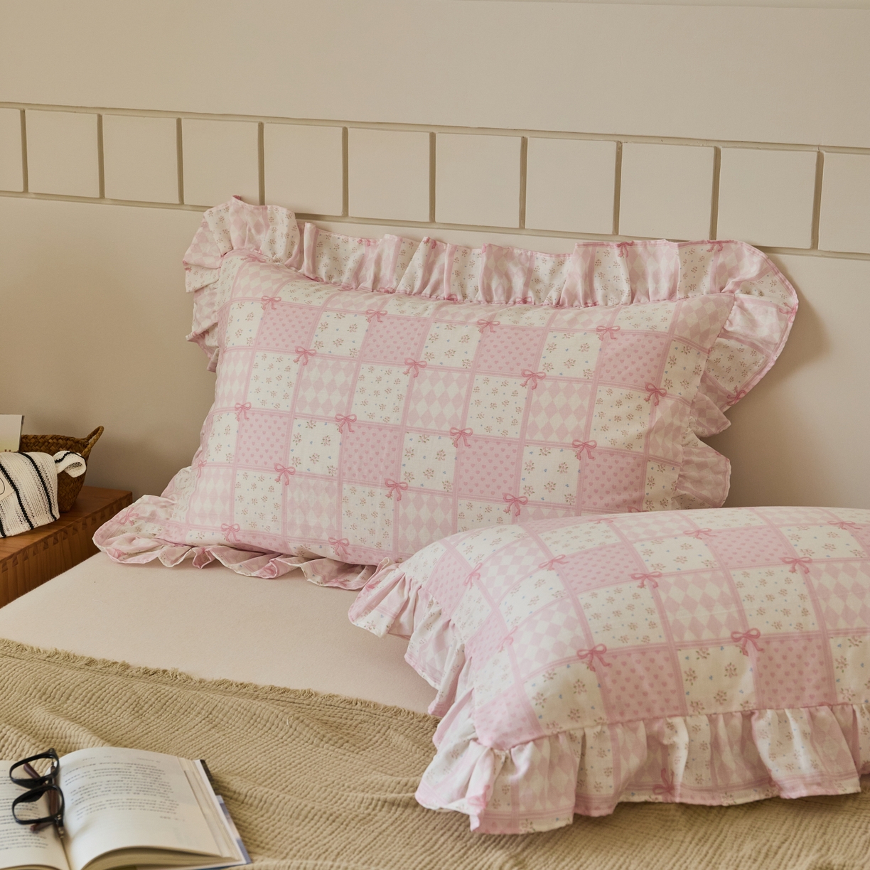 91家纺网 家纺一手货源 找家纺 百寐 2026全棉双层纱A类纯棉纱布花边加大50*80枕套48*74/40*60枕芯保护套 小城故事