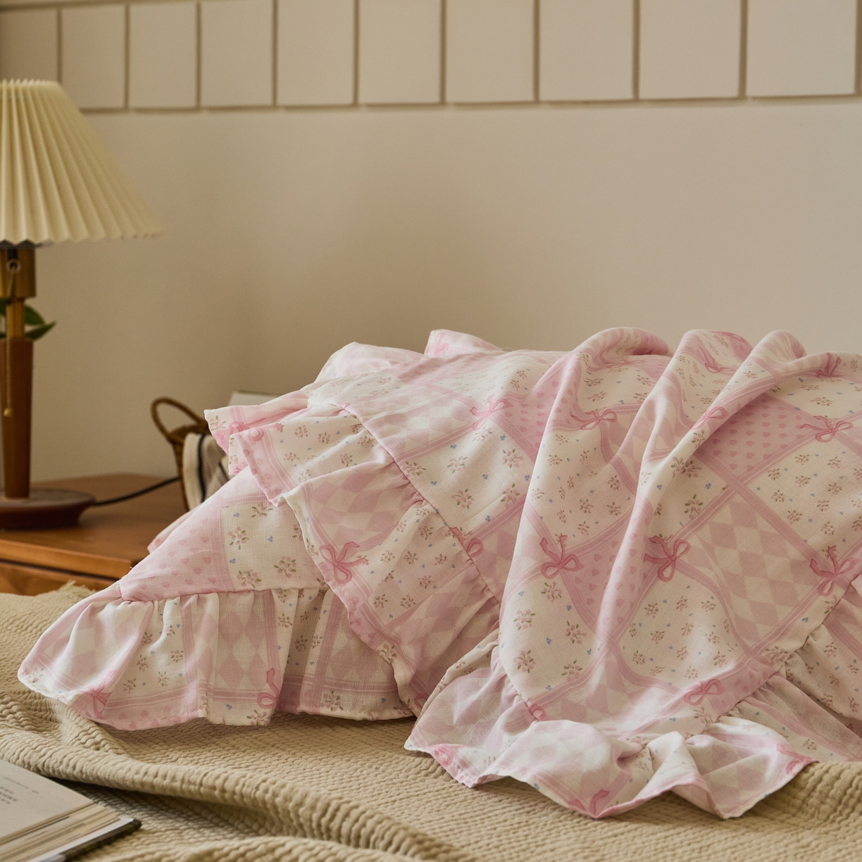 91家纺网 家纺一手货源 找家纺 百寐 2026全棉双层纱A类纯棉纱布花边加大50*80枕套48*74/40*60枕芯保护套 小城故事