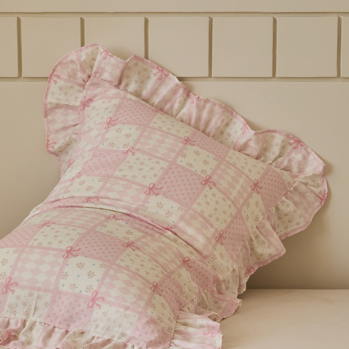 91家纺网 家纺一手货源 找家纺 百寐 2026全棉双层纱A类纯棉纱布花边加大50*80枕套48*74/40*60枕芯保护套 小城故事