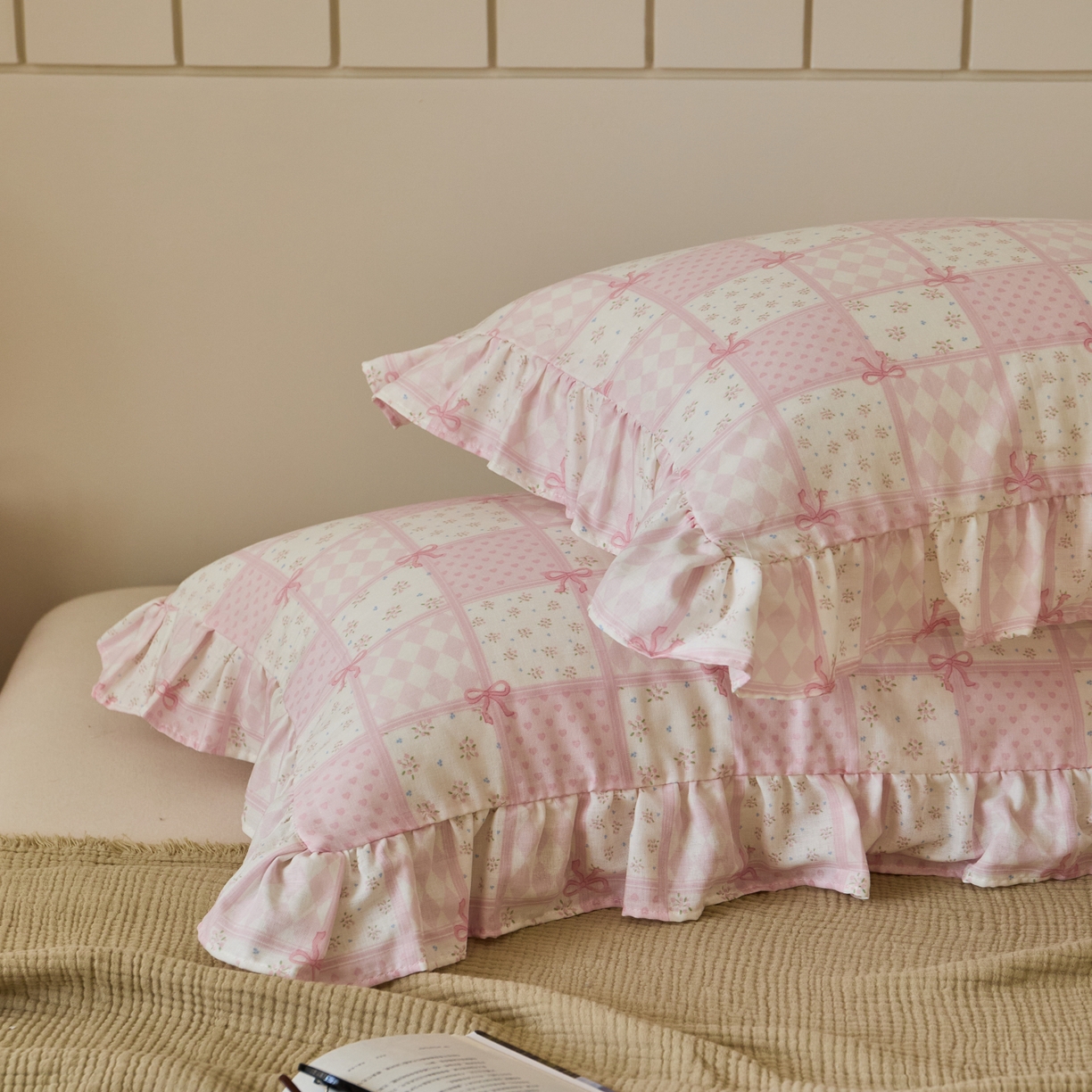 91家纺网 家纺一手货源 找家纺 百寐 2026全棉双层纱A类纯棉纱布花边加大50*80枕套48*74/40*60枕芯保护套 小城故事