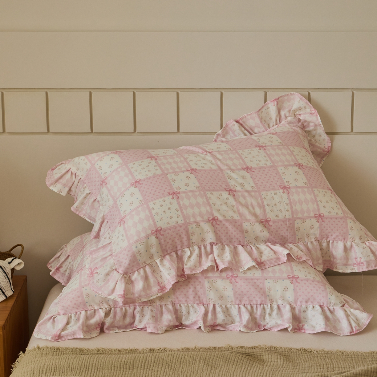 91家纺网 家纺一手货源 找家纺 百寐 2026全棉双层纱A类纯棉纱布花边加大50*80枕套48*74/40*60枕芯保护套 小城故事