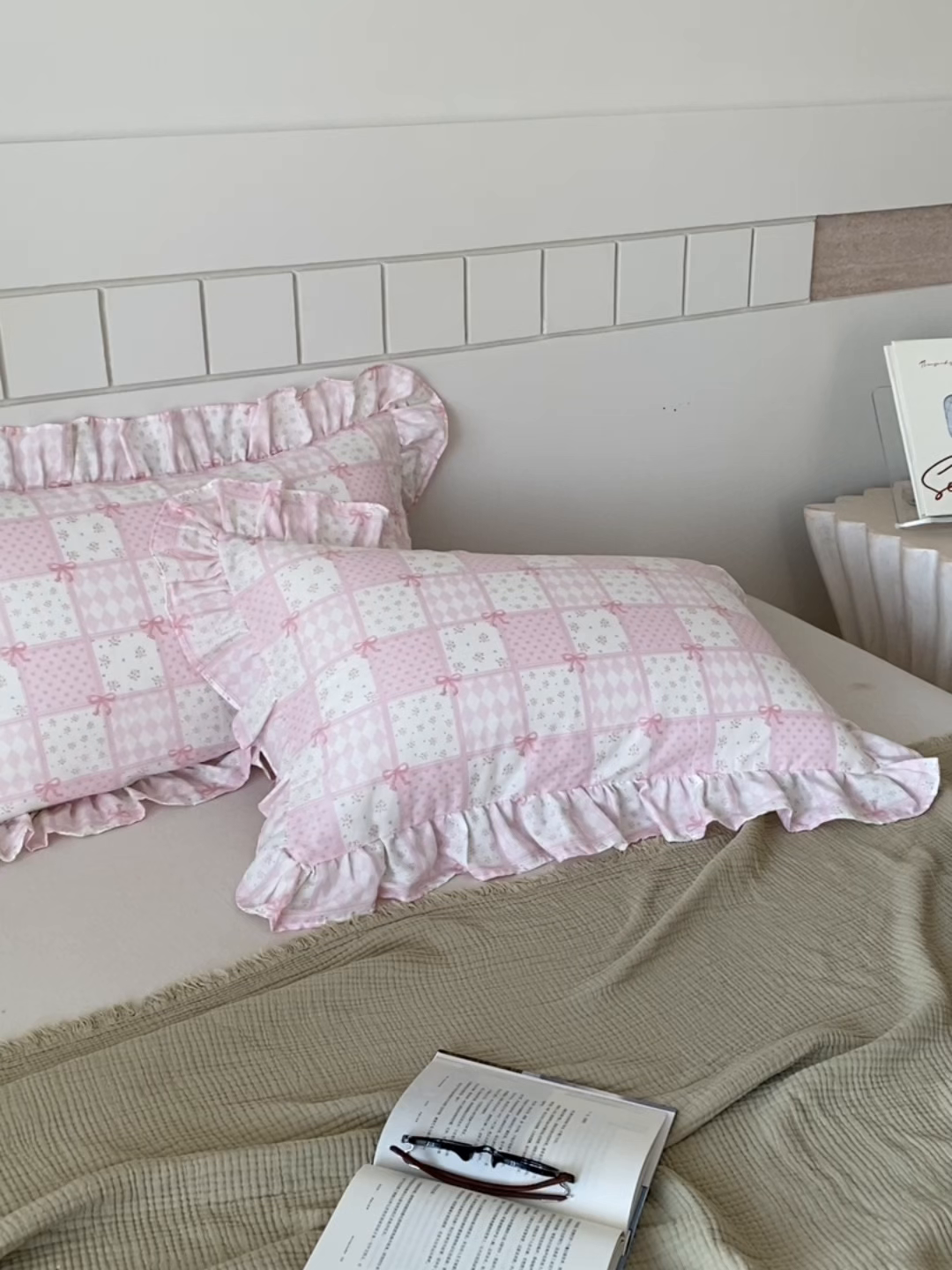 91家纺网 家纺一手货源 找家纺 百寐 2026全棉双层纱A类纯棉纱布花边加大50*80枕套48*74/40*60枕芯保护套 小城故事