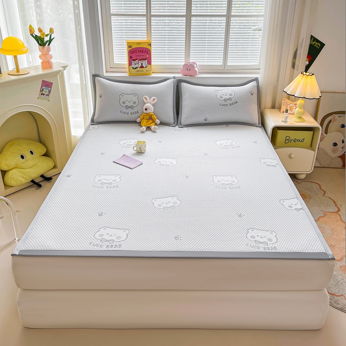 91家纺网 家纺一手货源 找家纺 梵朴 2026新款直播A类冰豆豆凉席三件套凉豆豆软凉席可机洗空调席子-升级抗起球 LUCK熊-灰