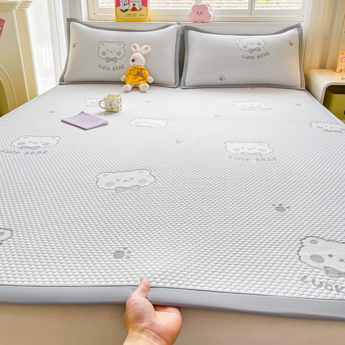 91家纺网 家纺一手货源 找家纺 梵朴 2026新款直播A类冰豆豆凉席三件套凉豆豆软凉席可机洗空调席子-升级抗起球 LUCK熊-灰