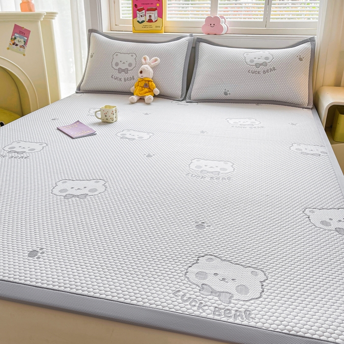 91家纺网 家纺一手货源 找家纺 梵朴 2026新款直播A类冰豆豆凉席三件套凉豆豆软凉席可机洗空调席子-升级抗起球 LUCK熊-灰