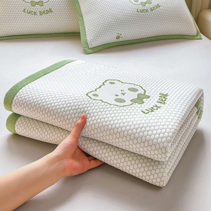 91家纺网 家纺一手货源 找家纺 梵朴 2026新款直播A类冰豆豆凉席三件套凉豆豆软凉席可机洗空调席子-升级抗起球 LUCK熊-绿