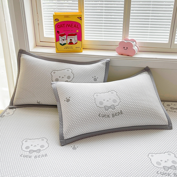 91家纺网 家纺一手货源 找家纺 梵朴 2026新款直播A类冰豆豆凉席三件套凉豆豆软凉席可机洗空调席子-升级抗起球 LUCK熊-灰