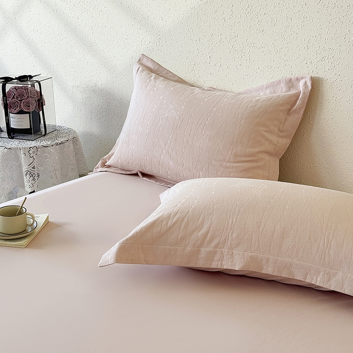 91家纺网 家纺一手货源 找家纺 宜家坊 2026新款全棉60S长绒棉立体厚织提花单枕套 蝶梦-唯美粉