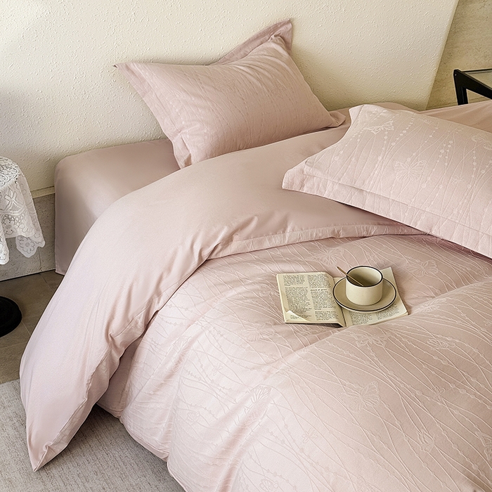 91家纺网 家纺一手货源 找家纺 宜家坊 2026新款全棉60S长绒棉立体厚织提花单枕套 蝶梦-唯美粉