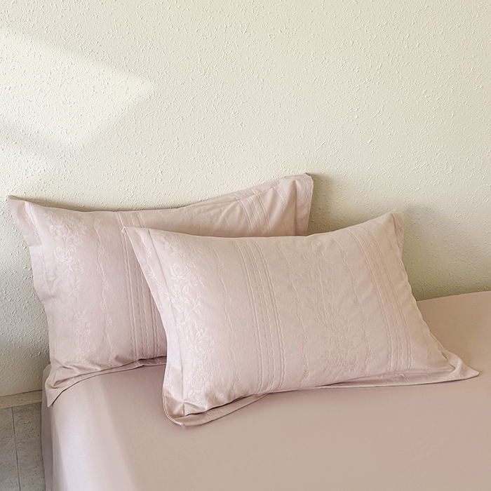 91家纺网 家纺一手货源 找家纺 宜家坊 2026新款全棉60S长绒棉立体厚织提花单枕套 花漾甜心-唯美粉