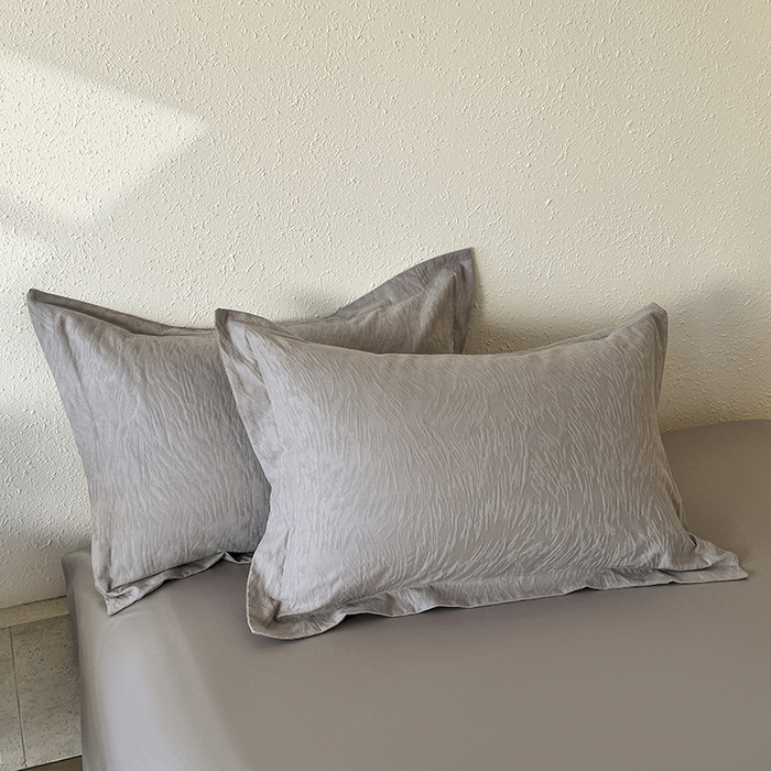 91家纺网 家纺一手货源 找家纺 宜家坊 2026新款全棉60S长绒棉立体厚织提花单枕套 克拉拉-太空灰