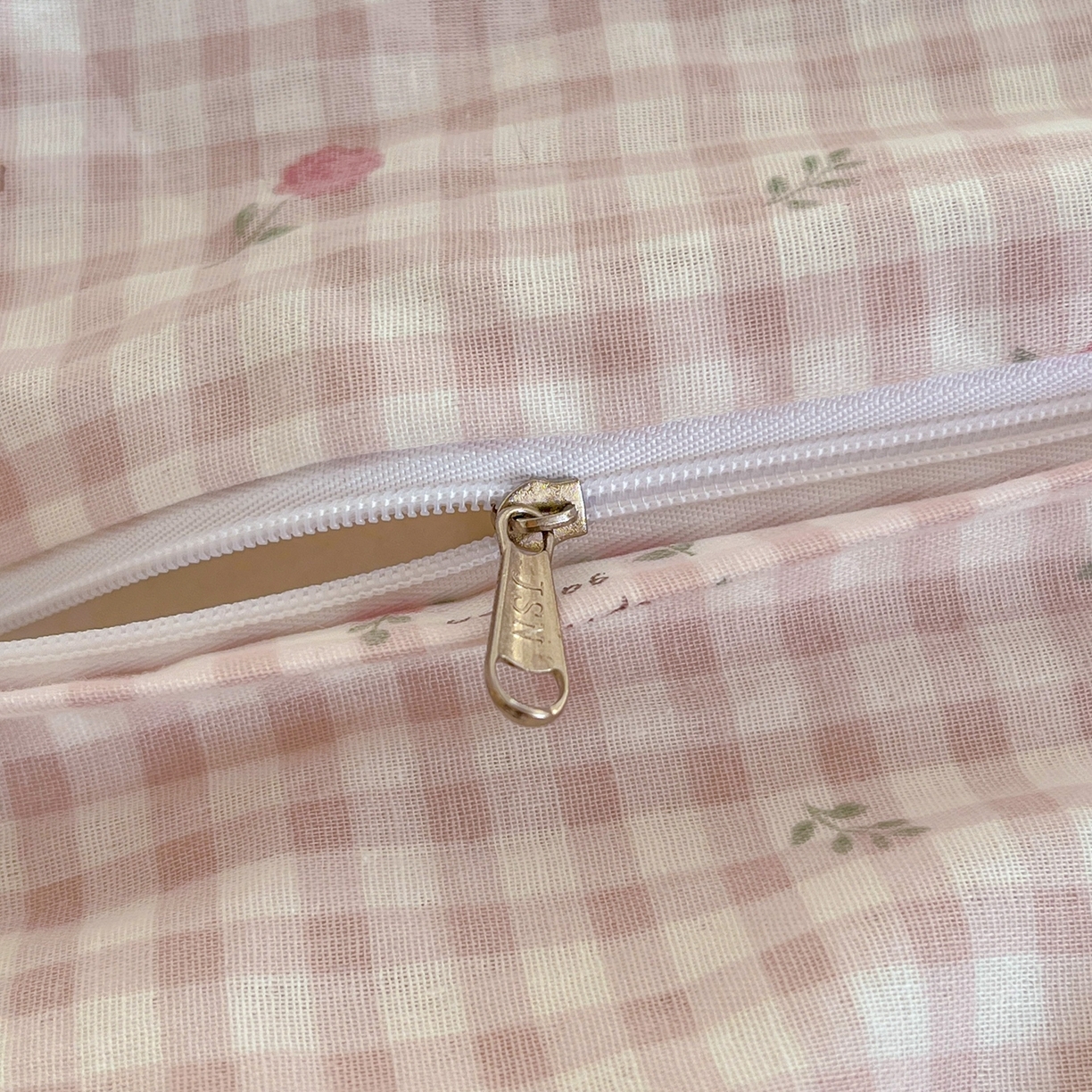 91家纺网 家纺一手货源 找家纺 金丝鸟家纺 2026新款全棉纯棉双层纱贝壳边款四件套 圆梦校园