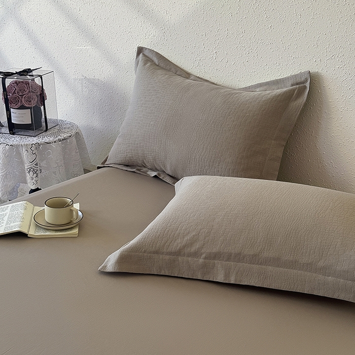 91家纺网 家纺一手货源 找家纺 宜家坊 2026新款全棉60S长绒棉立体厚织提花单枕套 石烁-金属灰