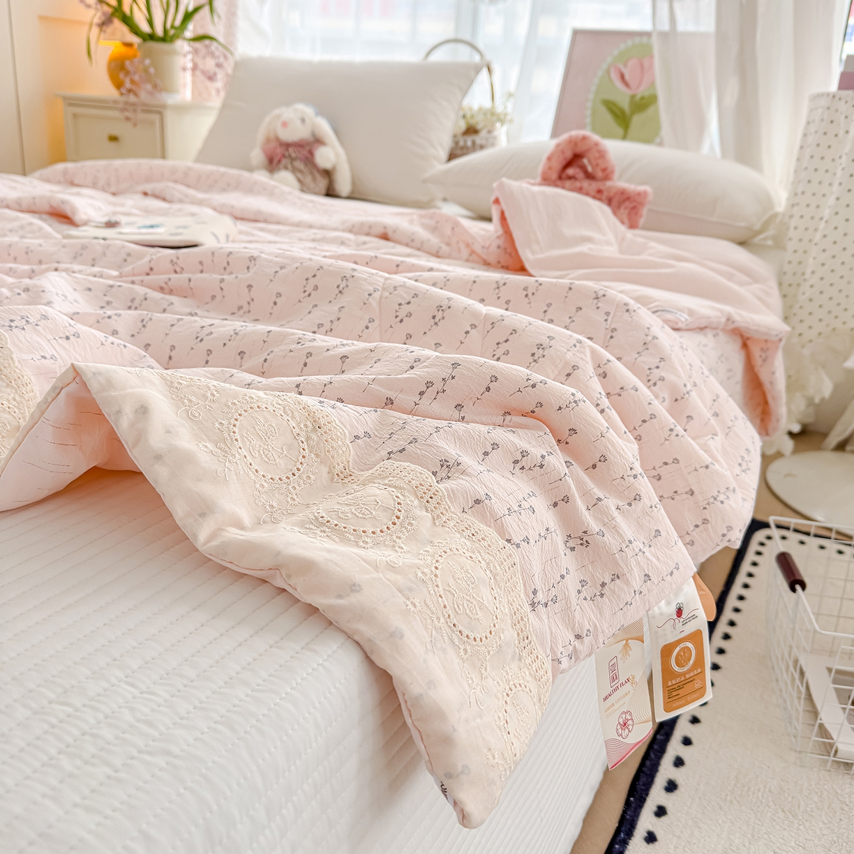 91家纺网 家纺一手货源 找家纺 芯恋家居 2026新款亚麻风云感花边夏被夏凉被空调被春秋被 游花间