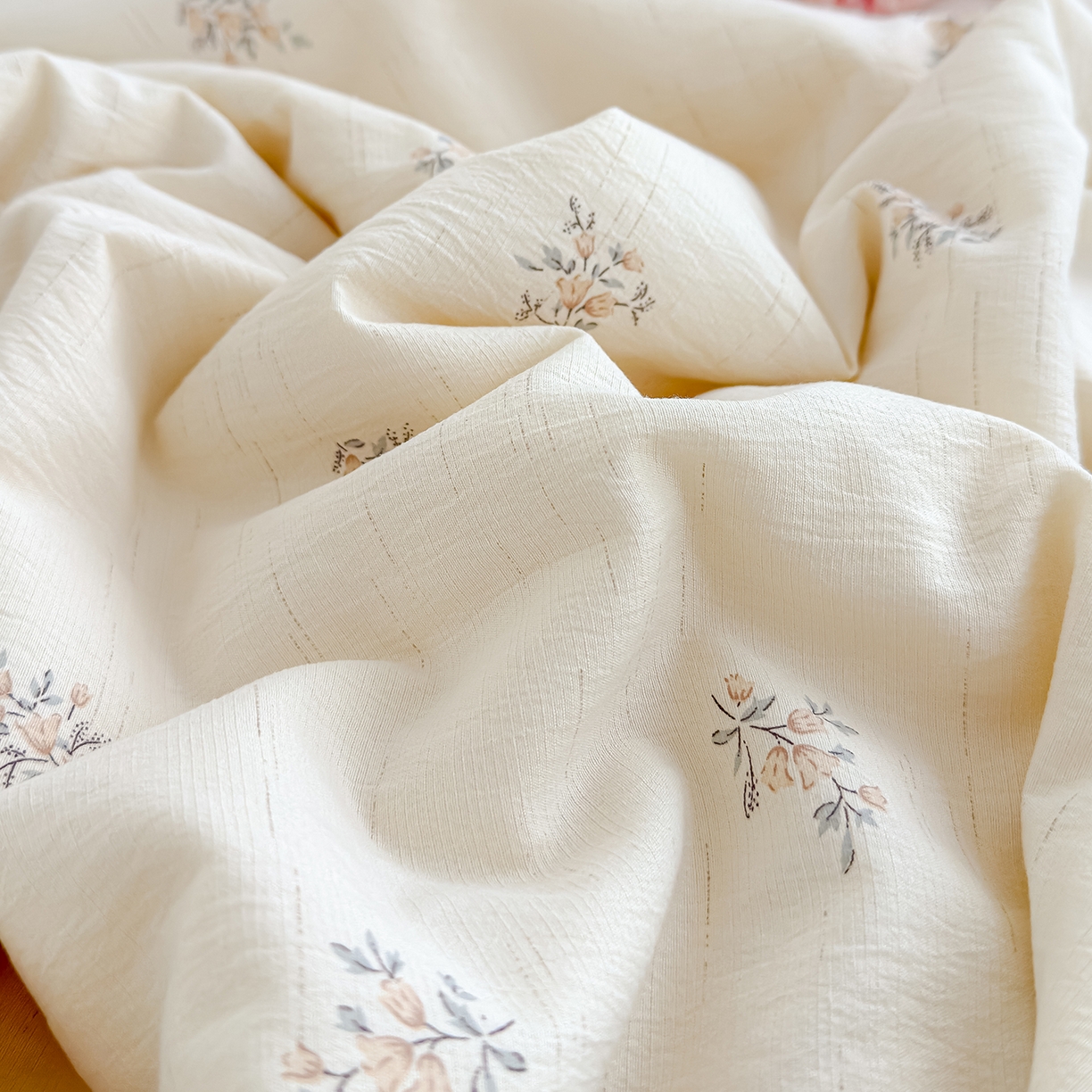 91家纺网 家纺一手货源 找家纺 芯恋家居 2026新款亚麻风云感花边夏被夏凉被空调被春秋被 芬芳