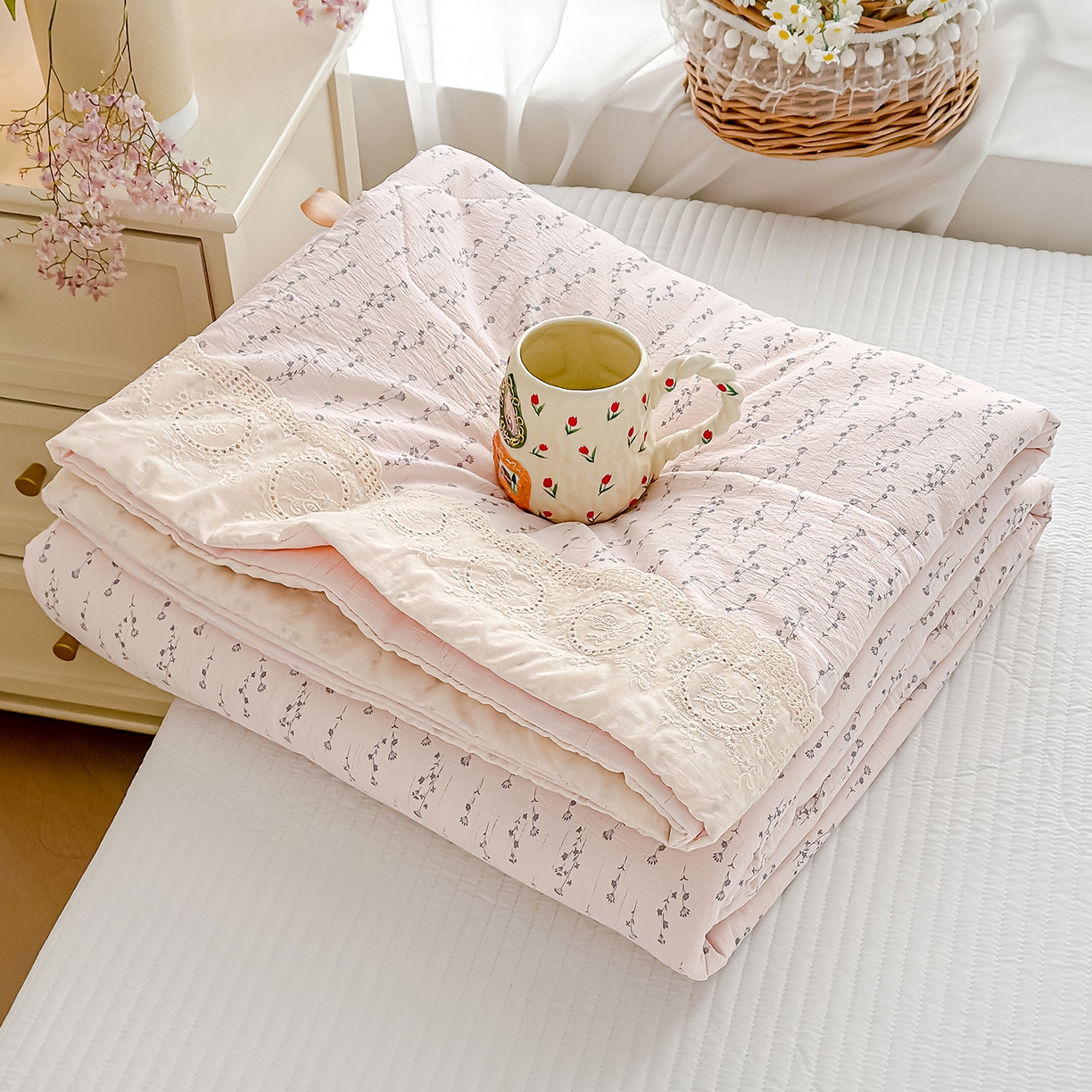 91家纺网 家纺一手货源 找家纺 芯恋家居 2026新款亚麻风云感花边夏被夏凉被空调被春秋被 游花间