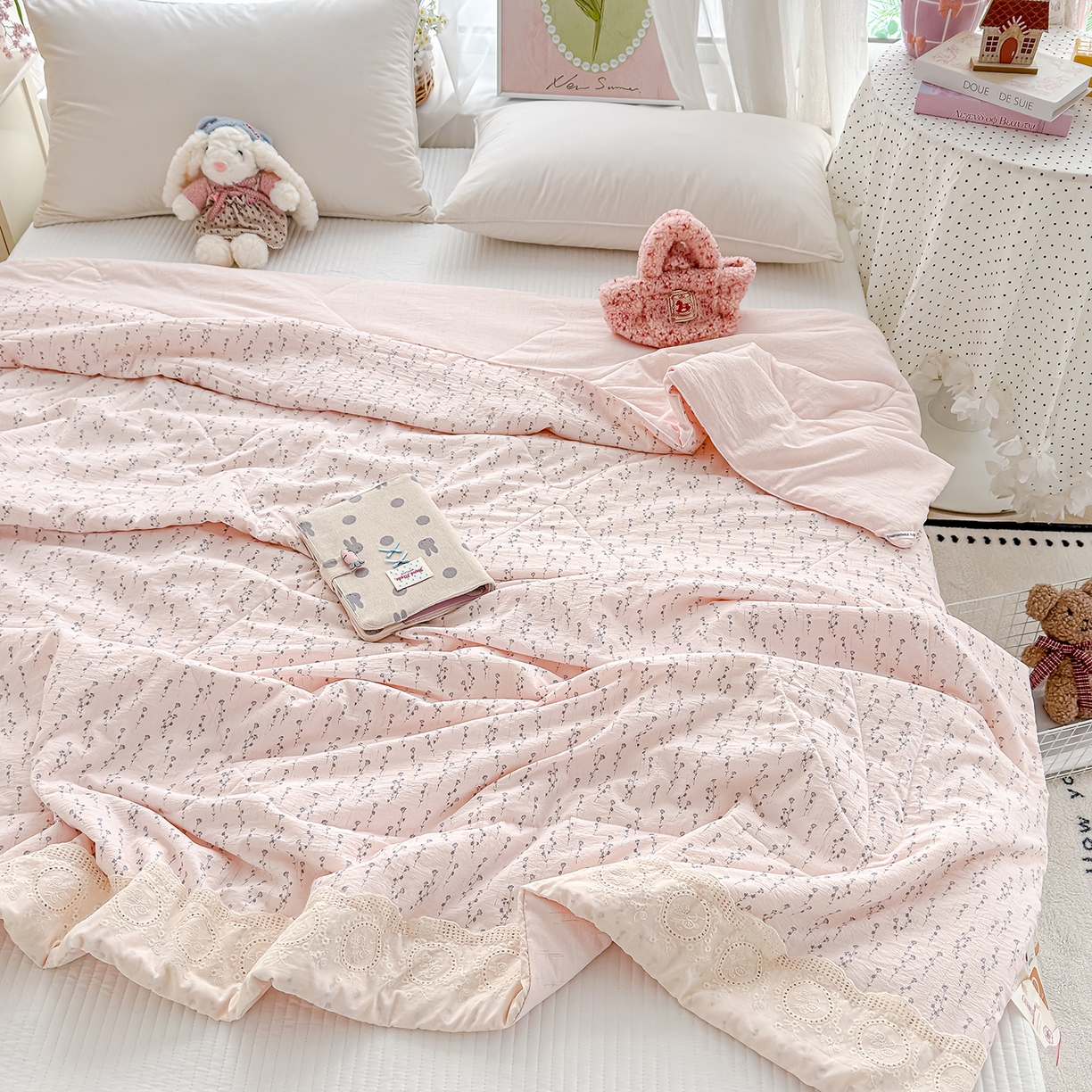 91家纺网 家纺一手货源 找家纺 芯恋家居 2026新款亚麻风云感花边夏被夏凉被空调被春秋被 游花间