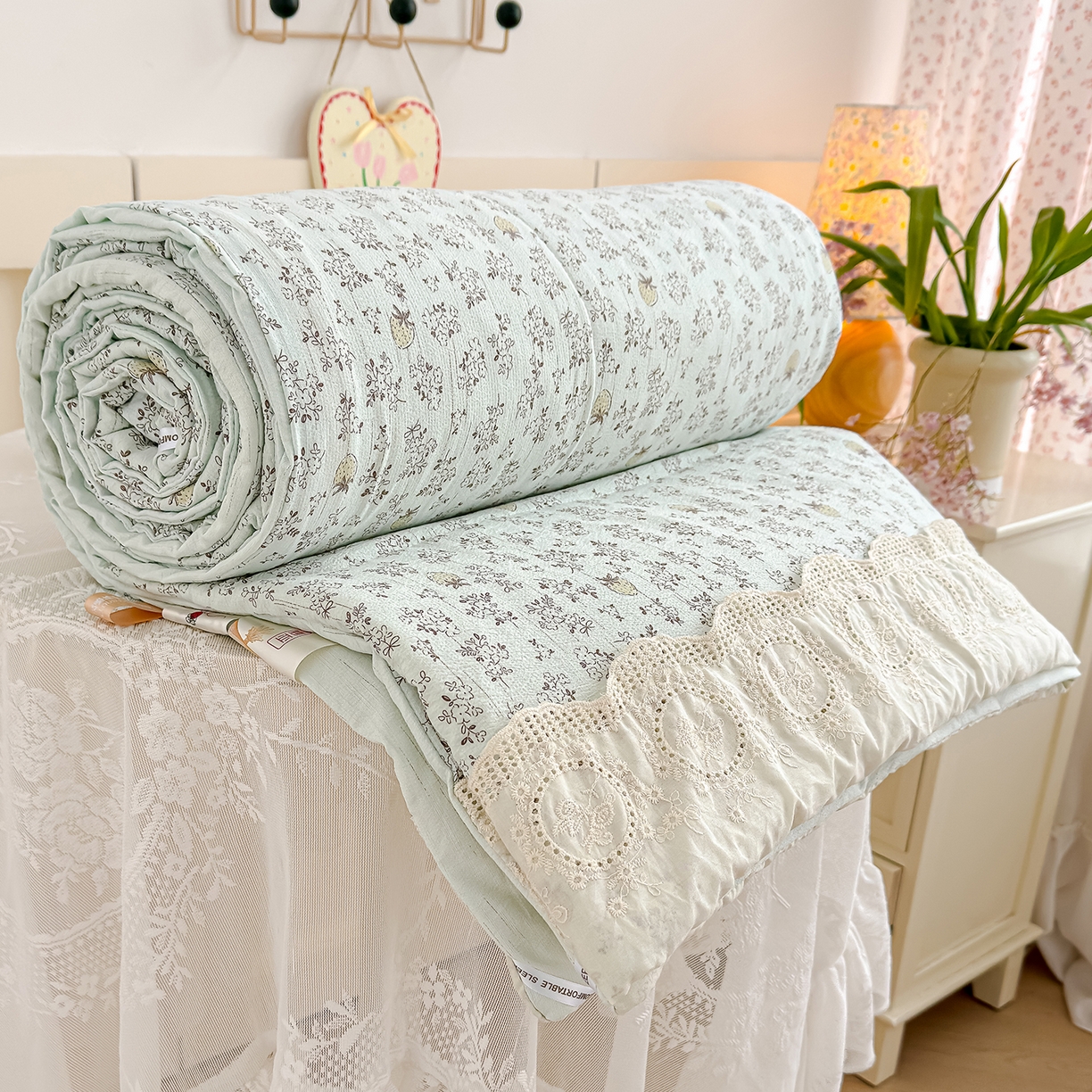 91家纺网 家纺一手货源 找家纺 芯恋家居 2026新款亚麻风云感花边夏被夏凉被空调被春秋被 浅夕