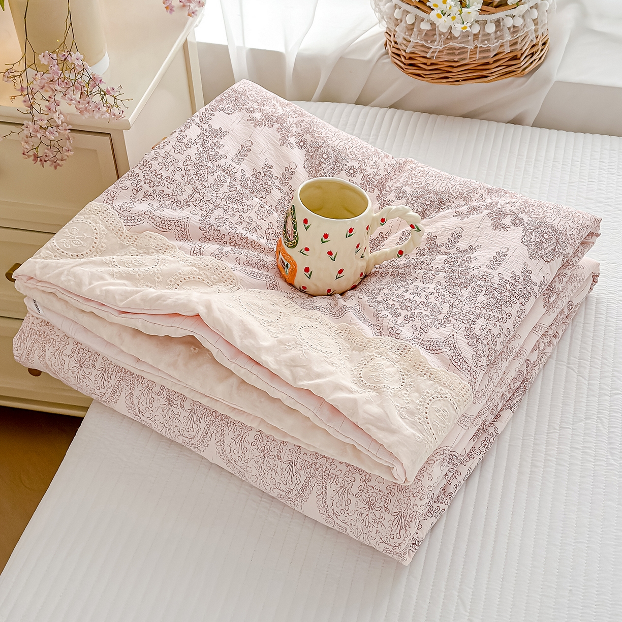 91家纺网 家纺一手货源 找家纺 芯恋家居 2026新款亚麻风云感花边夏被夏凉被空调被春秋被 倾城之恋