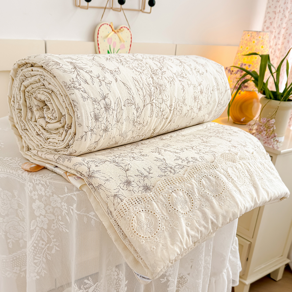 91家纺网 家纺一手货源 找家纺 芯恋家居 2026新款亚麻风云感花边夏被夏凉被空调被春秋被 花枝乱颤