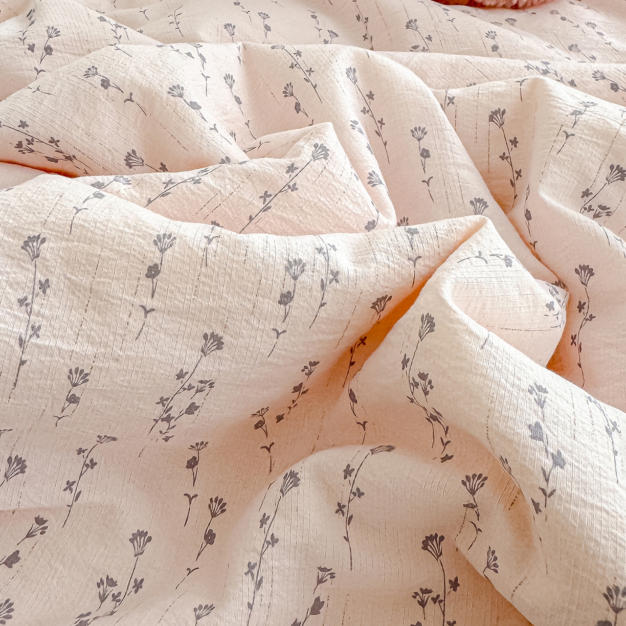 91家纺网 家纺一手货源 找家纺 芯恋家居 2026新款亚麻风云感花边夏被夏凉被空调被春秋被 游花间