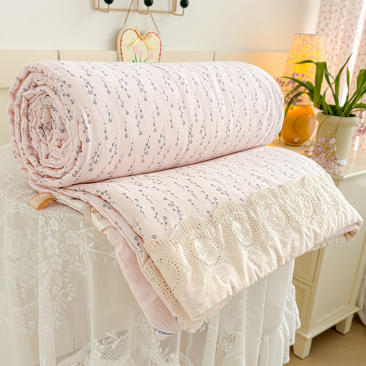 91家纺网 家纺一手货源 找家纺 芯恋家居 2026新款亚麻风云感花边夏被夏凉被空调被春秋被 游花间