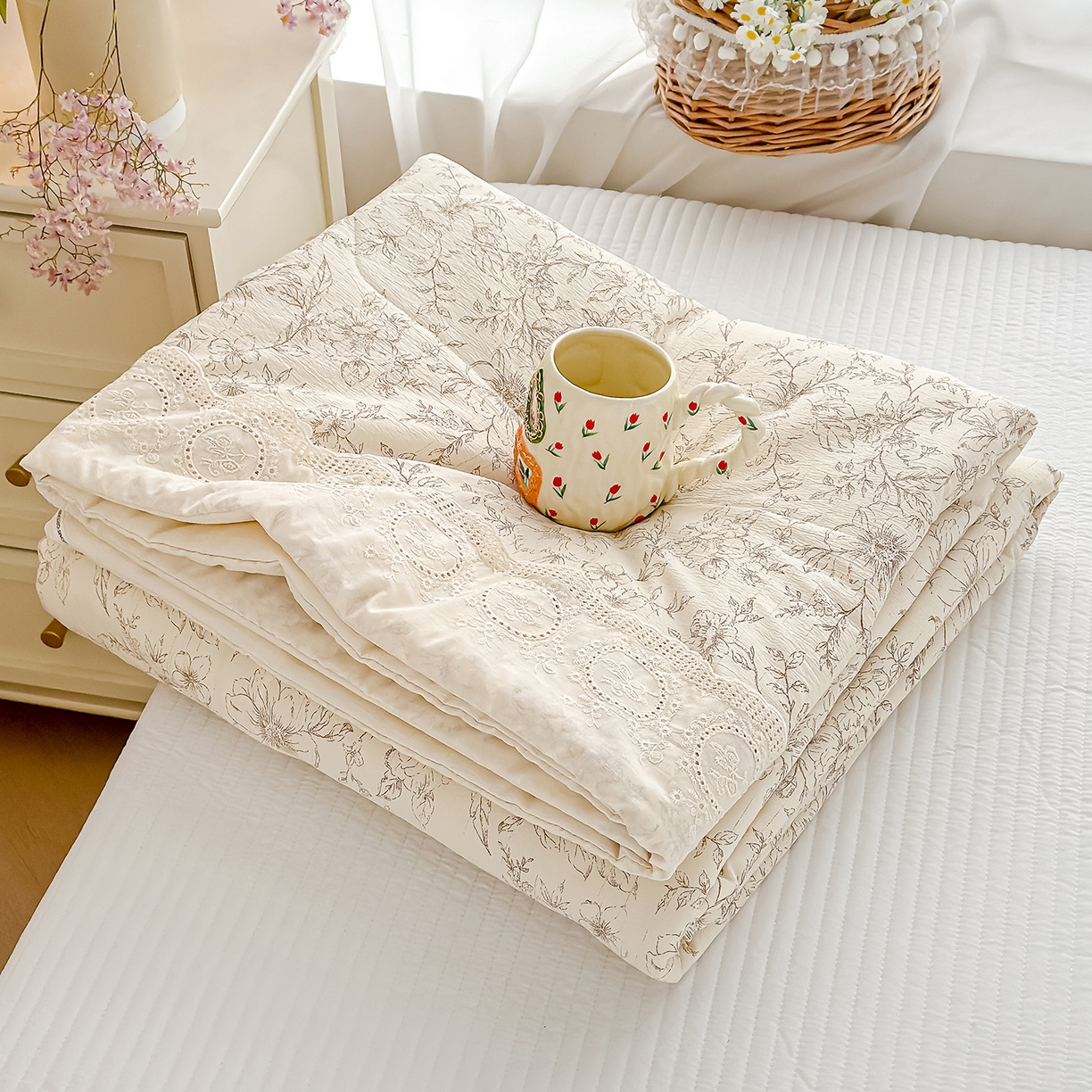 91家纺网 家纺一手货源 找家纺 芯恋家居 2026新款亚麻风云感花边夏被夏凉被空调被春秋被 花枝乱颤