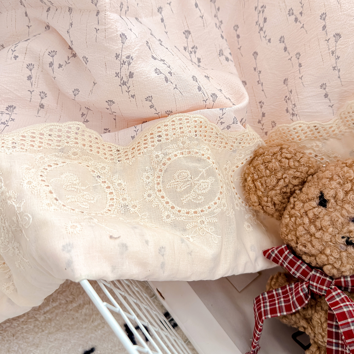 91家纺网 家纺一手货源 找家纺 芯恋家居 2026新款亚麻风云感花边夏被夏凉被空调被春秋被 游花间