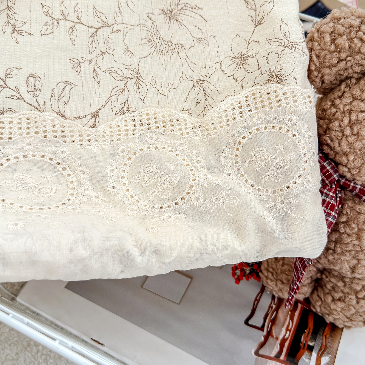 91家纺网 家纺一手货源 找家纺 芯恋家居 2026新款亚麻风云感花边夏被夏凉被空调被春秋被 花枝乱颤