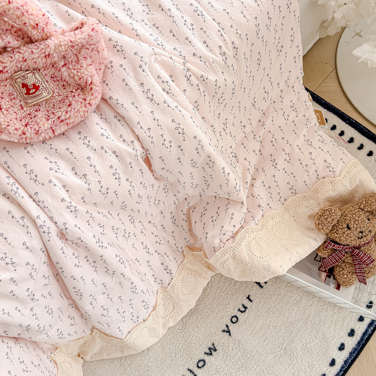 91家纺网 家纺一手货源 找家纺 芯恋家居 2026新款亚麻风云感花边夏被夏凉被空调被春秋被 游花间