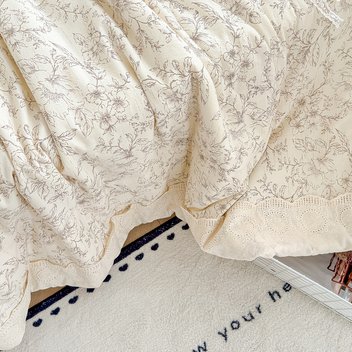 91家纺网 家纺一手货源 找家纺 芯恋家居 2026新款亚麻风云感花边夏被夏凉被空调被春秋被 花枝乱颤