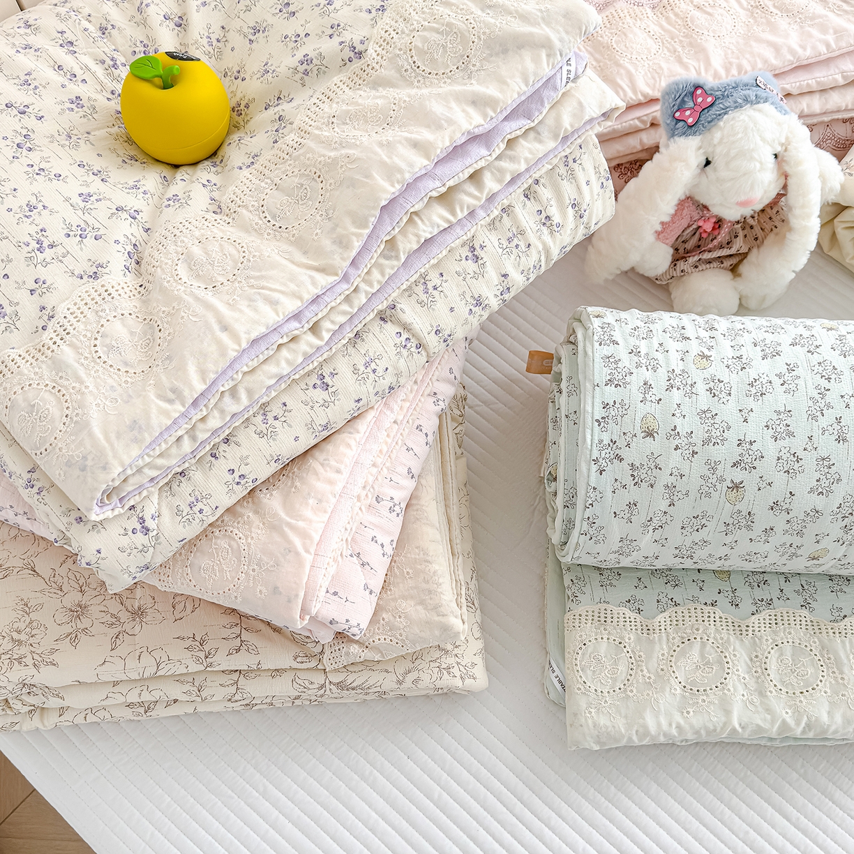 91家纺网 家纺一手货源 找家纺 芯恋家居 2026新款亚麻风云感花边夏被夏凉被空调被春秋被 组合图仅供参考 不可下单