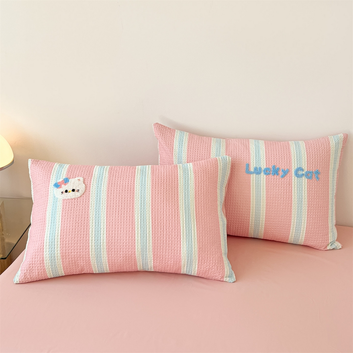 91家纺网 家纺一手货源 找家纺 眷恋家纺 2026新款全棉纯棉A版华夫格B版40支毛巾绣四件套 咪咪小猫