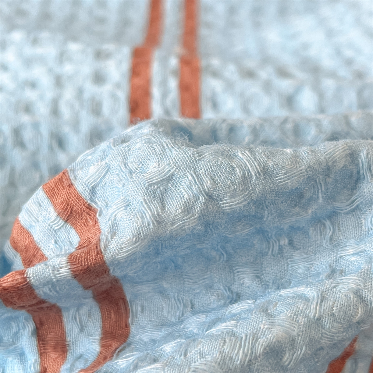 91家纺网 家纺一手货源 找家纺 眷恋家纺 2026新款全棉纯棉A版华夫格B版40支毛巾绣四件套 条纹木马