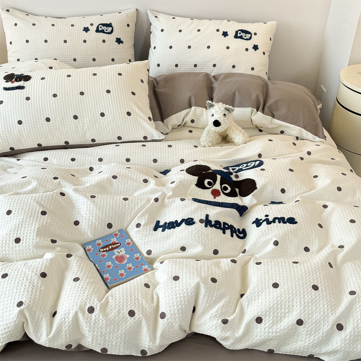 91家纺网 家纺一手货源 找家纺 眷恋家纺 2026新款全棉纯棉A版华夫格B版40支毛巾绣四件套 圆点小狗