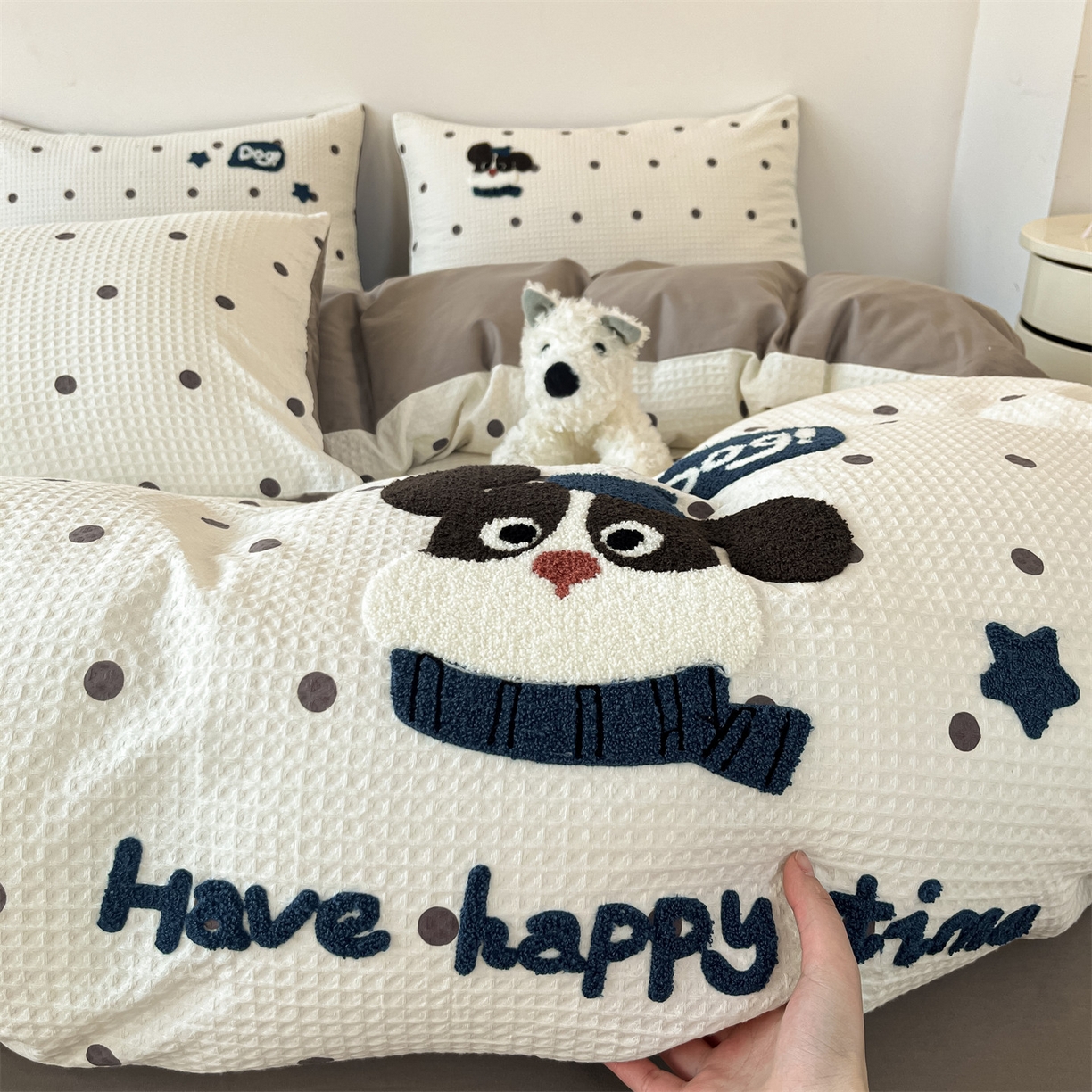 91家纺网 家纺一手货源 找家纺 眷恋家纺 2026新款全棉纯棉A版华夫格B版40支毛巾绣四件套 圆点小狗