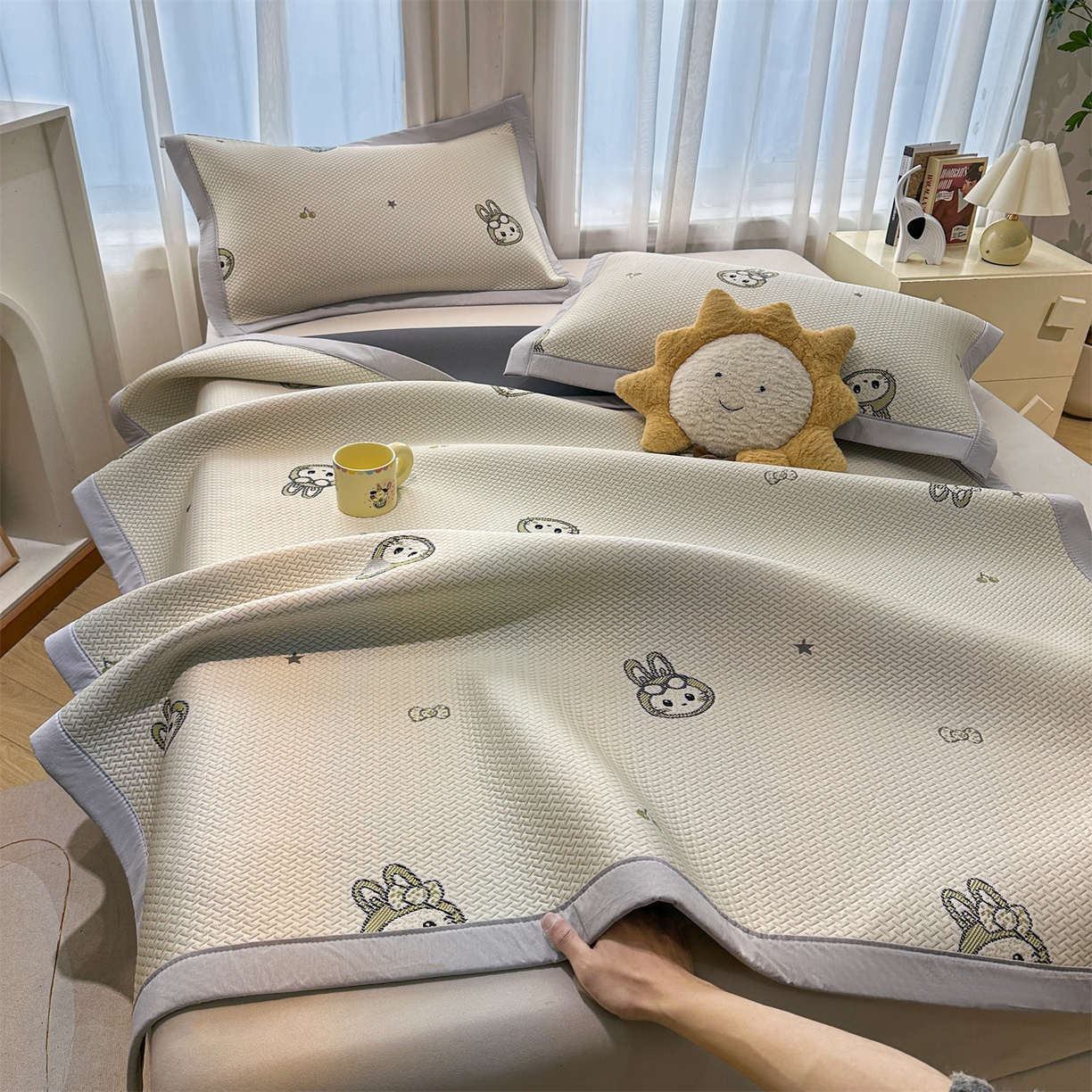 91家纺网 家纺一手货源 找家纺 玉相逢 2026新款卡通提花乙纶凉感凉席-床席款 可爱布布