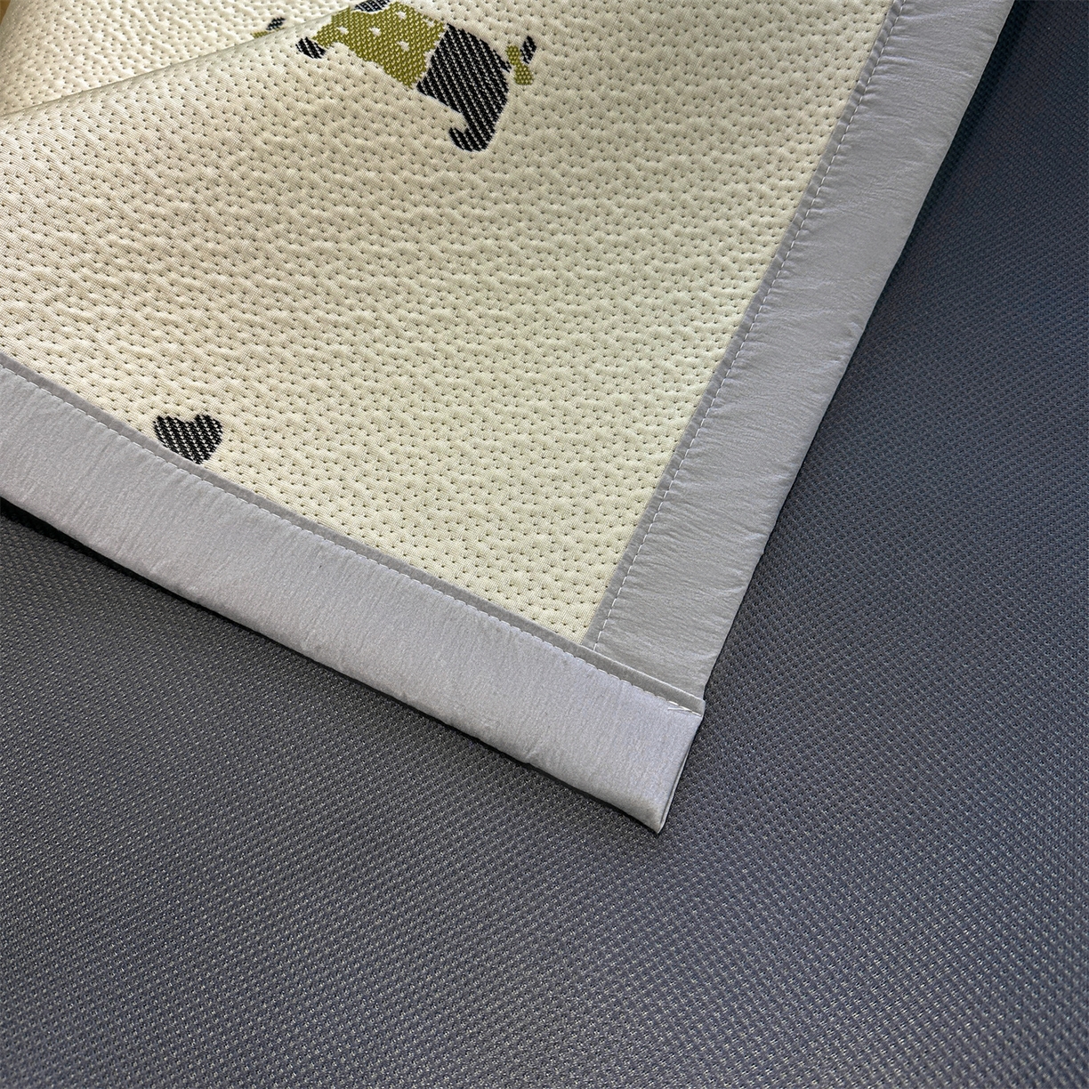 91家纺网 家纺一手货源 找家纺 玉相逢 2026新款卡通提花乙纶凉感凉席-床席款 腊肠小狗