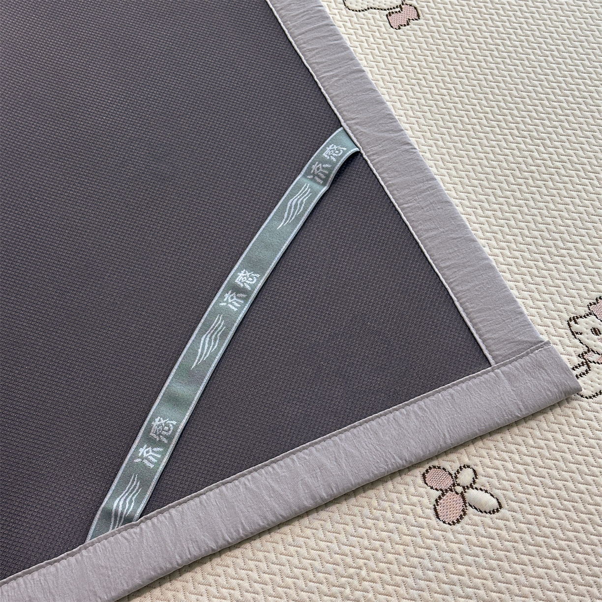 91家纺网 家纺一手货源 找家纺 玉相逢 2026新款卡通提花乙纶凉感凉席-床席款 粉独角兽