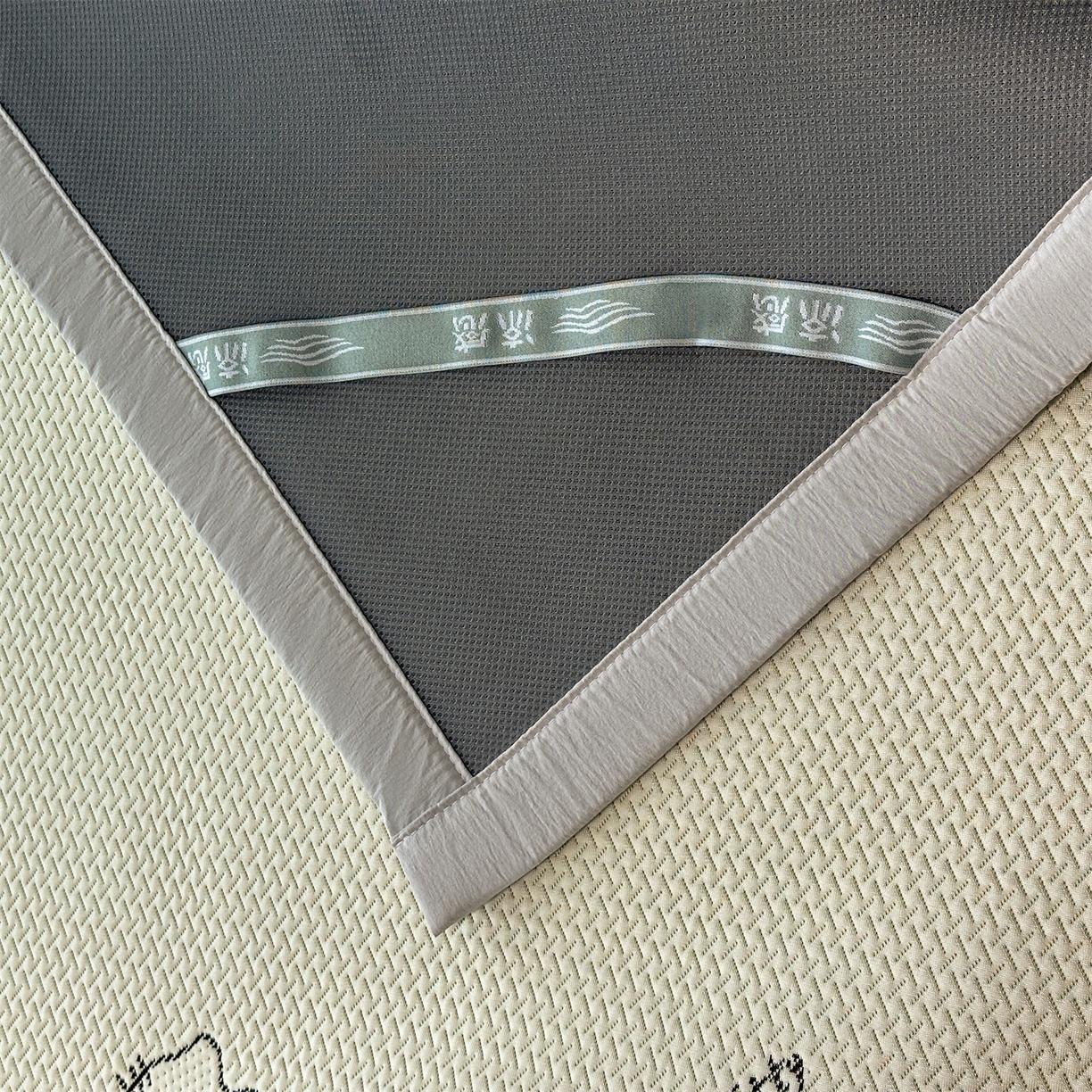 91家纺网 家纺一手货源 找家纺 玉相逢 2026新款卡通提花乙纶凉感凉席-床席款 梦境KT