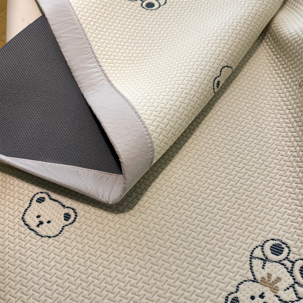 91家纺网 家纺一手货源 找家纺 玉相逢 2026新款卡通提花乙纶凉感凉席-床席款 蓝蓝小熊