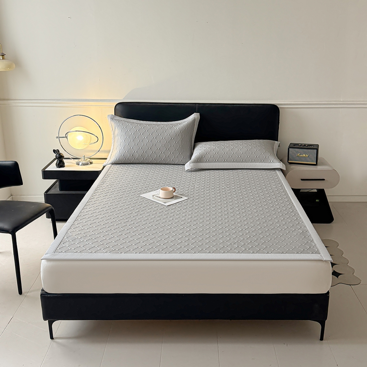 91家纺网 家纺一手货源 找家纺 玉相逢 2026新款立体刺绣乙纶夏凉凉席-蝶韵-床席款 菱格  冰浅灰